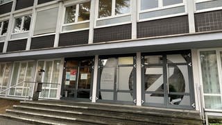 Das Gebäude der Dr. Zimmermannschen Wirtschaftsschule in Koblenz von außen. Die Schule soll 2024 nach 130 Jahren schließen.