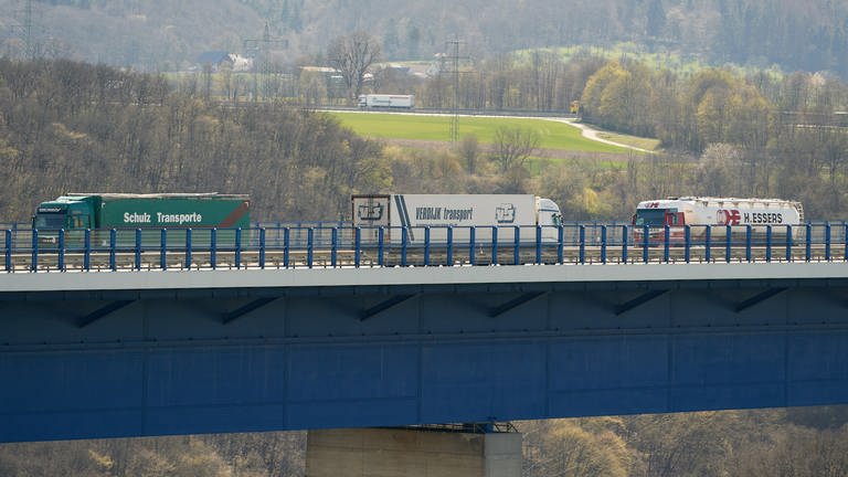 Auf der Moseltalbrücke der A61 herrscht reger LKW-Verkehr.