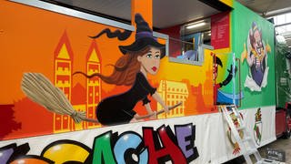 Hexe als Grafitti auf inklusivem Karnevalswagen