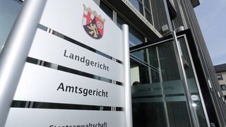 Das Landgericht Koblenz von außen. Dort muss sich ein Mann verantworten, der versucht hat, einen Mann in Bad Hönningen auf einem Bürgersteig zu überfahren. 