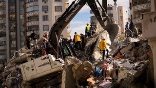 Bei der Erdbebenkatastrophe in der Türkei und Syrien sind tausende Gebäude eingestürzt: Rettungskräfte suchen unter den Trümmern nach Überlebenden