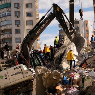 Bei der Erdbebenkatastrophe in der Türkei und Syrien sind tausende Gebäude eingestürzt: Rettungskräfte suchen unter den Trümmern nach Überlebenden