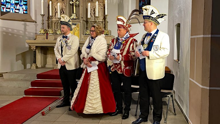 In Windhagen waren Prinzessin Steffi II. und Prinz Markus I. (Mitte) mit ihrem Gefolge mit einer Messe in kölscher Mundart in den Schwerdonnerstag gestartet.