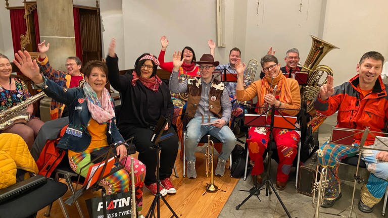 Die Musikfreunde Harmonie in Windhagen in Kostümen am Schwerdonnerstag und mit ihren Instrumenten
