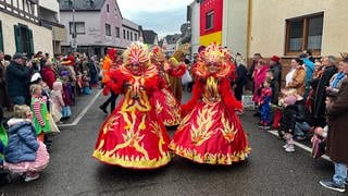 Zwei Frauen in fantasievollen roten Kostümen beim Möhnen-Umzug in Mülheim-Kärlich. 