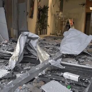 Ein Blick in die zerstörte Bankfiliale an der B9 in Bad Breisig nach der Sprengung von zwei Geldautomaten