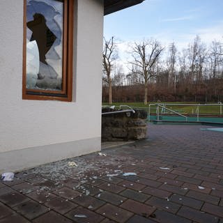 Ein zerbrochenes Fenster im Naturschwimmbad Linderhohl