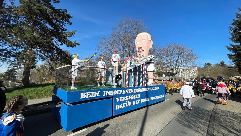 Ein blauer Motivwagen über Boris Becker steht in Heimbach-Weis