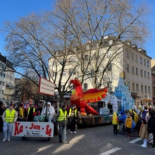 Einer der Wagen auf dem Rosenmontagszug in Koblenz