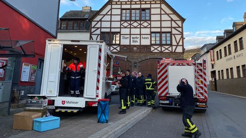 Die Feuerwehr in Koblenz-Güls am Dienstagmorgen im Evakuierungsgebiet vor der Bombenentschärfung