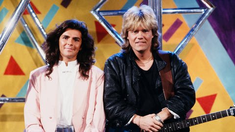 Zwei Männer stehen auf einer Bühne. An der Seite von Dieter Bohlen begann Thomas Anders' musikalische Karriere in den 80er-Jahren mit Modern Talking. Heute ist Anders auch als Solokünstler sehr erfolgreich.