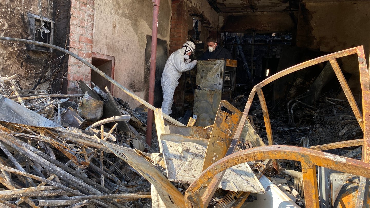 Brandermittler untersuchen ein abgebranntes Gebäude in Lütz