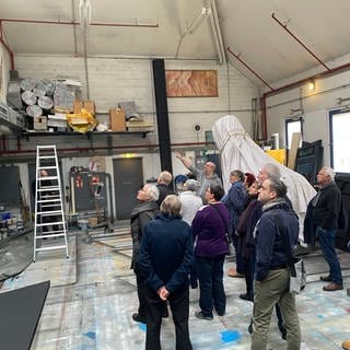 Die Besuchergruppe bei der Sanierungsführung im Malersaal des Koblenzer Theaters.