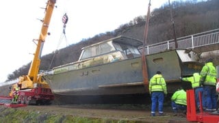 Geborgenes Boot aus dem Jachthafen in St. Goar.