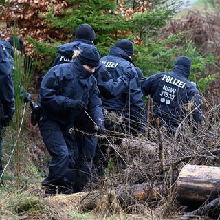 Polizisten suchen am Fundort des getöteten Mädchens Luise nach weiteren Hinweisen. 