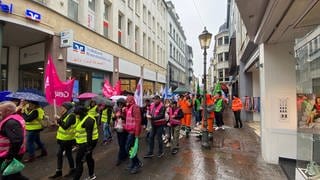 Nach einem Aufruf der Gewerkschaft „komba“ ziehen rund 700 Menschen durch die Koblenzer Altstadt.