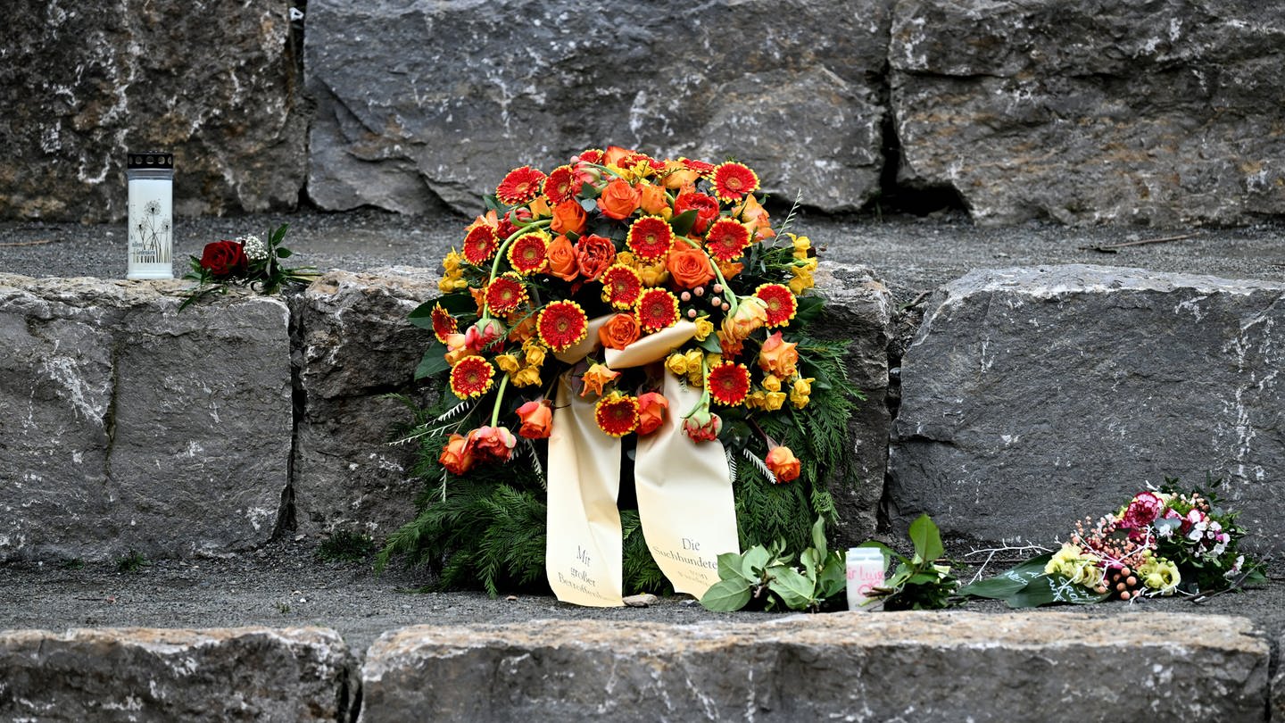 Mit einer Trauerfeier nehmen Angehörige der getöteten zwölfjährigen Luise aus Freudenberg im Siegerland Abschied von der getöteten zwölfjährigen Luise.