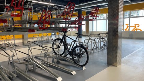 Das Fahrradparkhaus in Koblenz von innen: hier ist auf Dauer Platz für 250 Räder