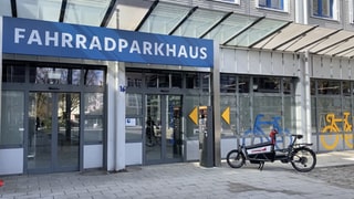 Das neue Fahrradparkhaus in der Nähe des Koblenzer Hauptbahnhofs von aussen.