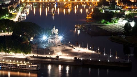 Beleuchtet präsentiert sich das Kaiser-Wilhelm-Denkmal am Deutschen Eck in Koblenz