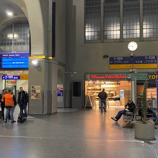 Bahnhofshalle in Koblenz, wenig Menschen