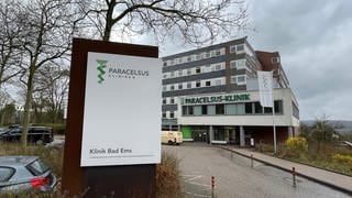 Eingang zur Paracelsus-Klinik in Bad Ems mit großem Eingangsschild im Vordergrund.