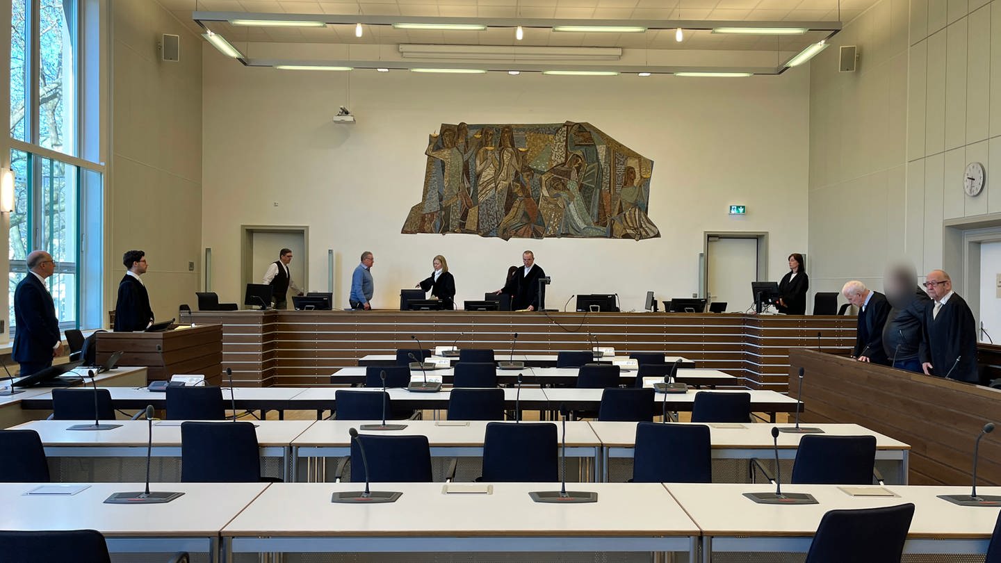 Beim Prozessauftakt vor dem Landgericht Koblenz: Angeklagter muss sich wegen vierfachen Mordversuchs als Falschfahrer verantworten
