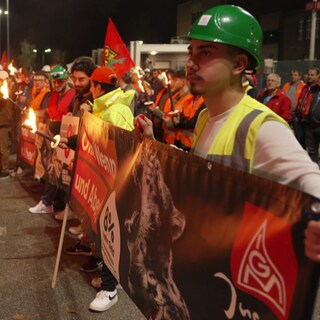 Beschäftigte von ThyssenKrupp Rasselstein demonstrieren für mehr Lohn.