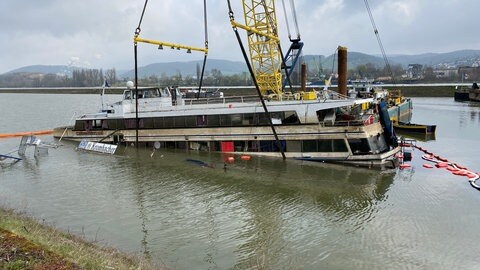 Das gesunkene Fahrgastschiff "Carmen Sylva" wird geborgen