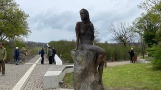 Am Mittelrhein ist eine neue Loreley-Staue enthüllt worden - auf dem gleichnamigen Felsplateau. 