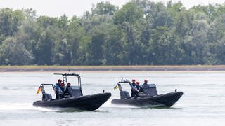 Zwei Boote der Wasserschutzpolizei fahren auf dem Rhein
