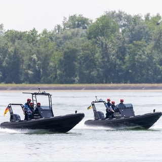 Zwei Boote der Wasserschutzpolizei fahren auf dem Rhein