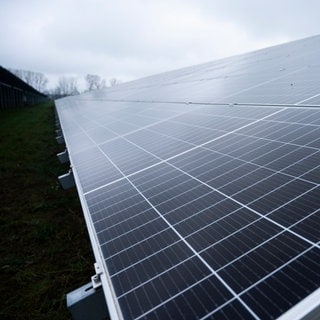 Büchel in der Eifel eröffnet einen großen Solarpark mit Photovoltaikanlagen (Symbolbild)