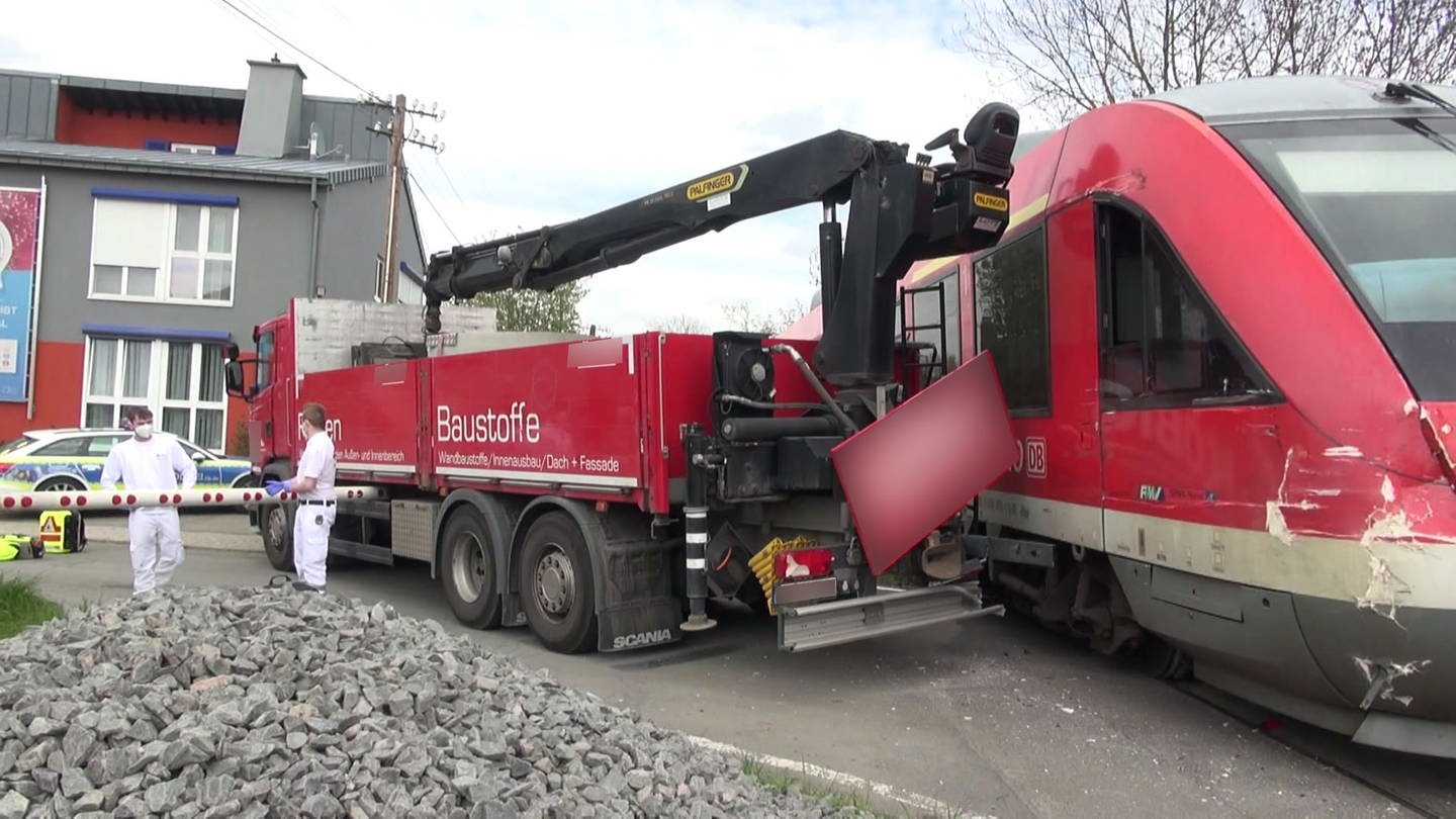 Regionalbahn stößt in der Eifel mit Lastwagen zusammen