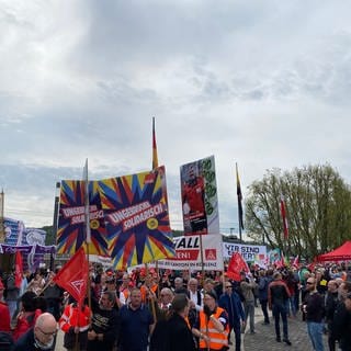 Blick auf die Kundgebung am Deutschen Eck in Koblenz zum Tag der Arbeit