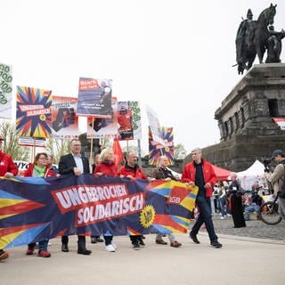 Kundgebung zum 1. Mai rund um das Kaiser-Wilhelm-Denkmal am Deutschen Eck in Koblenz