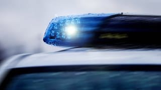 Das Blaulicht auf dem Dach eines Polizeiautos. Bei Vallendar wurde am Dienstag der leblose Körper eines zweijährigen Mädchens entdeckt. Nach Angaben der Staatsanwaltschaft Koblenz ist das Kind im Wambach ertrunken.