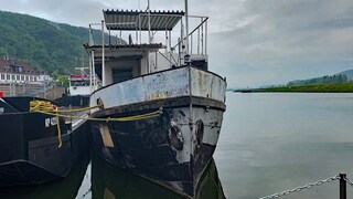 Nahaufnahme des Wracks, das am Montag aus dem Hafen von Brohl-Lützing im Kreis Ahrweiler abgeschleppt und nach Duisburg gebracht worden ist.