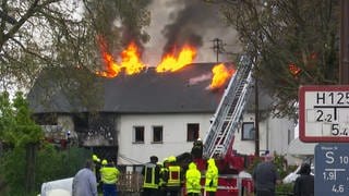 Feuer in Sosberg (Kreis Cochem-Zell): Flammen greifen auf ein Wohnaus über