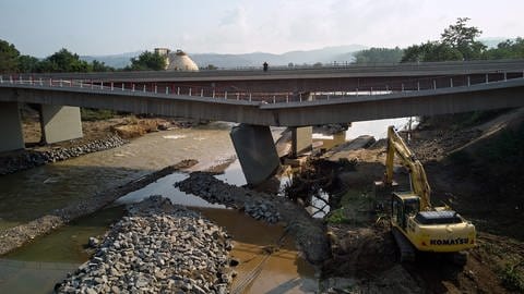 Die Ahrtalbrücke der Bundestrasse 9 bei Sinzig ist in Folge des Hochwassers der Ahr eingestürzt.