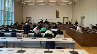 Die Angeklagten im Prozess um eine Geldautomatensprengung in Kroppach sitzen zur Urteilsverkündung im Landgericht Koblenz