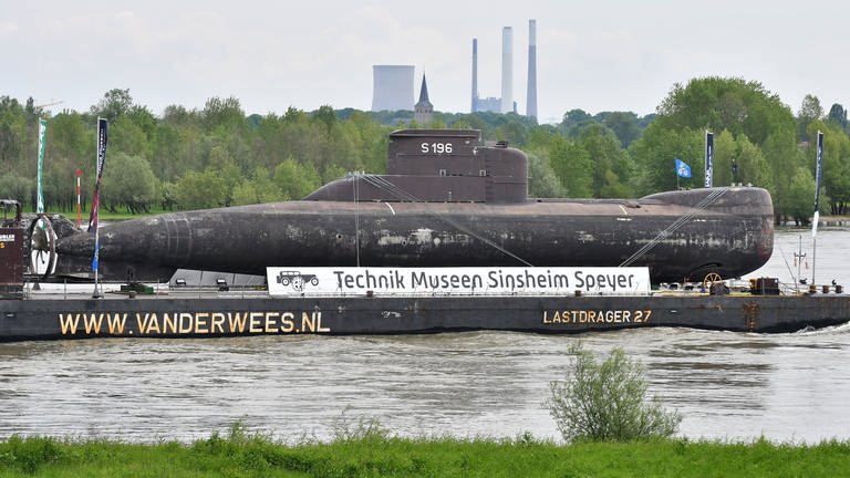 Das U-Boot wird auf dem Weg ins Technikmuseum in Speyer auf dem Rhein transportiert.