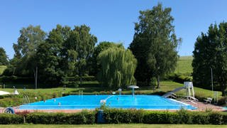 Das Freibad Singhofen ist eines der Schwimmbäder, die in der Umgebung Koblenz geöffnet haben.