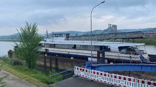 Das stillgelegte Schiffswrack der Carmen Sylva liegt im Hafen von Brohl-Lützing.