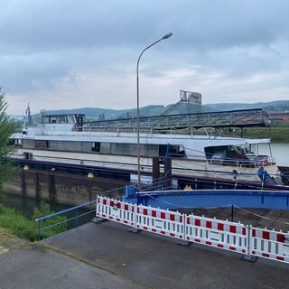 Das stillgelegte Schiffswrack der Carmen Sylva liegt im Hafen von Brohl-Lützing.