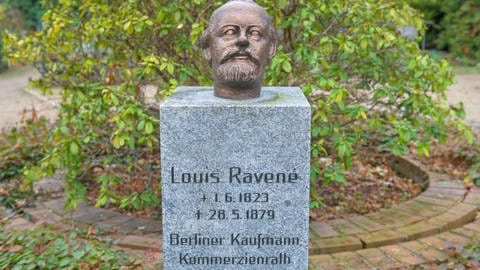 Gedenkstein am Grab von Louis Ravene auf einem Friedhof in Berlin, er hatte im 19. Jahrhundert die Ruine der Reichsburg Cochem wieder aufgebaut.