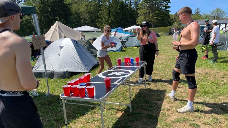 In der Eifel geht das Musikfestival Rock am Ring los. Vor den ersten Konzerten geht es mit Zelten, Bier und Grillen auf den Campgrounds los.