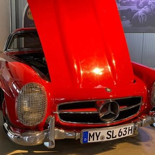 Mercedes-Oldtimer in einer Ausstellungshalle - ein Händler aus Mülheim-Kärlich hat einen Betrug aufgedeckt.