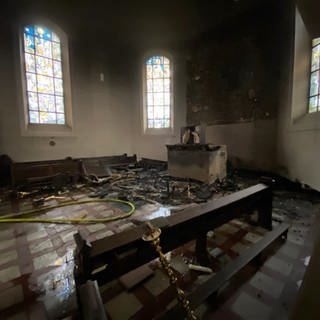 Ein Feuer in der katholischen Pfarrkirche Kreuzerhöhung in Wissen hat in der Nacht zum Freitag historische Werte wie den Hochaltar zerstört.