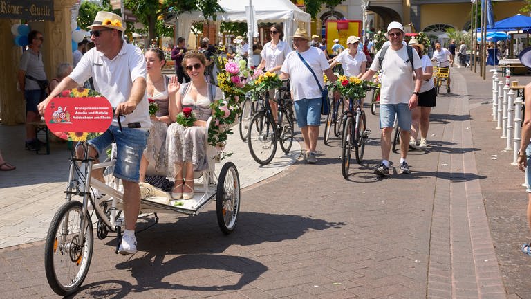 Die Ernteprinzessinnen aus Heidesheim sind beim Festzug des Rheinland-Pfalz-Tages in Bad Ems mit einer Fahrrad-Rikscha unterwegs.